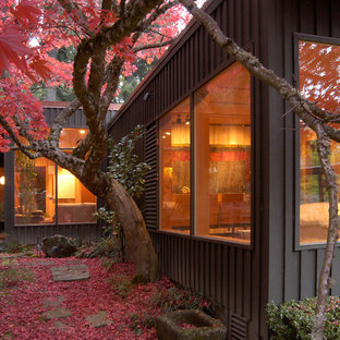 Aménagement d'un jardin arrière contemporain l'automne et de taille moyenne.