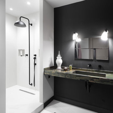Salle de bains avec plan vasque en marbre vert