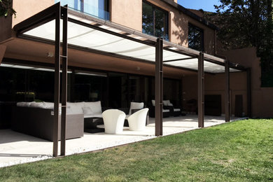 Diseño de patio actual extra grande en patio trasero y anexo de casas