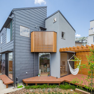 他の地域の北欧スタイルのおしゃれな裏庭のデッキ (パーゴラ) の写真