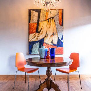 ヴェネツィアの中サイズのエクレクティックスタイルのLDKの画像 (グレーの壁、塗装フローリング、茶色い床)