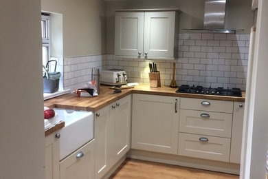 This is an example of a kitchen in Glasgow.