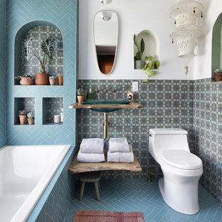 Bäder mit farbigen Fliesen und blauem Boden Ideen, Design & Bilder