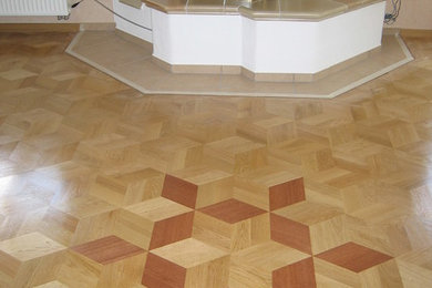 Mittelgroßes, Abgetrenntes Modernes Wohnzimmer mit hellem Holzboden, Kaminofen, gefliester Kaminumrandung und braunem Boden in Sonstige