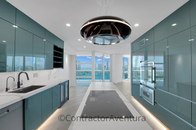 Example of a minimalist kitchen design in Miami