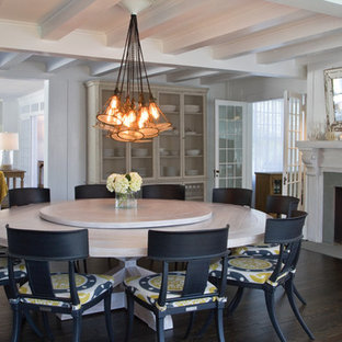 Свежая идея для дизайна: огромная гостиная-столовая в морском стиле с белыми стенами, темным паркетным полом, стандартным камином и фасадом камина из камня - отличное фото интерьера