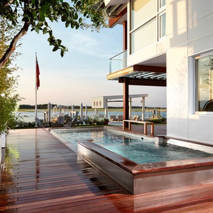 他の地域の中サイズの長方形ビーチスタイルのおしゃれなプール (デッキ材舗装) の写真