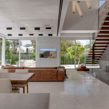 Mysterious Façade Concealing Maximal Openness and Lightness: The Hidden House