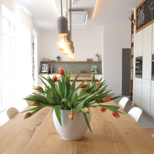 ドルトムントの広い北欧風 LDKの画像 (コンクリートの床、グレーの床)