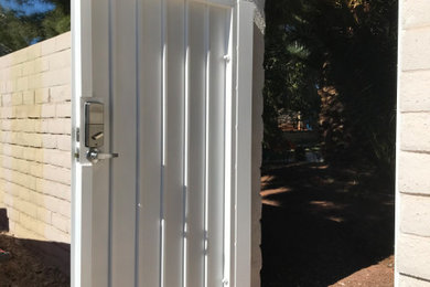 Design ideas for a traditional landscaping in Las Vegas.