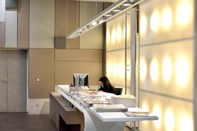 Idée de décoration pour un hall d'entrée minimaliste de taille moyenne avec parquet foncé, une porte double, une porte marron et un sol marron.