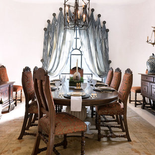 Idées déco pour une grande salle à manger méditerranéenne fermée avec un sol en calcaire et aucune cheminée.