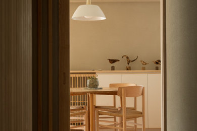 Ejemplo de comedor abovedado y gris de tamaño medio abierto sin chimenea con paredes blancas, suelo de madera en tonos medios, suelo beige y machihembrado