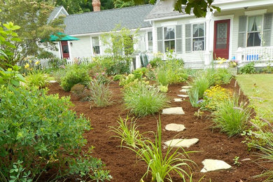 Design ideas for a farmhouse landscaping in Bridgeport.