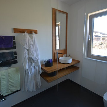 Modernes Gästebad mit bodengleicher Dusche