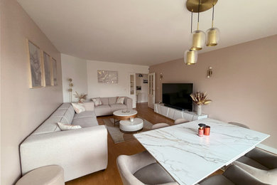 Exemple d'un salon beige et blanc moderne de taille moyenne avec un mur beige, un sol en bois brun et un sol marron.
