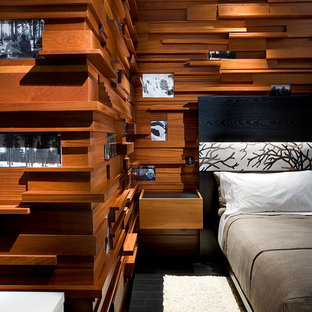 Inspiration för stora moderna gästrum, med bruna väggar, skiffergolv, en dubbelsidig öppen spis, en spiselkrans i sten och svart golv