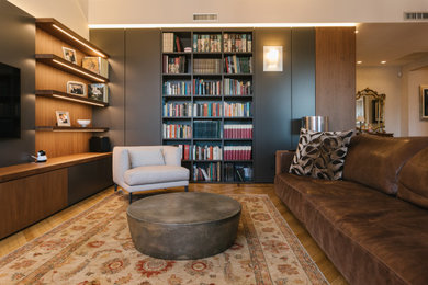 Ispirazione per un grande soggiorno minimalista con pareti beige, parquet chiaro e tappeto
