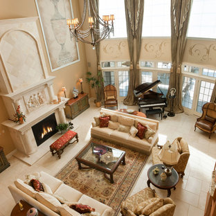 Modelo de salón para visitas tipo loft, mediterráneo, sin televisor, con paredes beige, suelo de baldosas de cerámica, chimenea tradicional y marco de chimenea de piedra