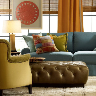 Immagine di un piccolo soggiorno boho chic aperto con pareti beige, moquette, nessun camino, nessuna TV, sala formale e pavimento beige