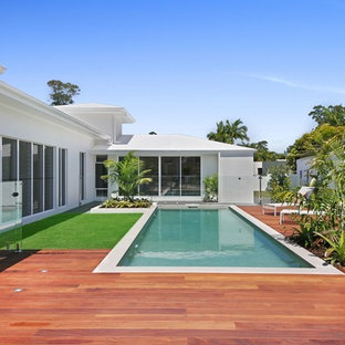 Modernes Sportbecken hinter dem Haus in rechteckiger Form mit Dielen in Gold Coast - Tweed