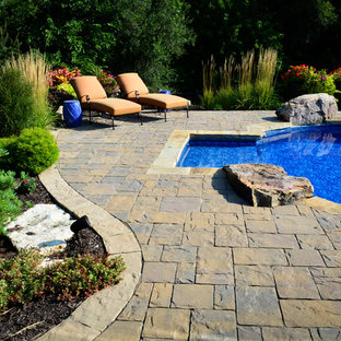 Mittelgroßes Uriges Pool mit Kies hinter dem Haus in individueller Form mit Wasserspiel in Omaha