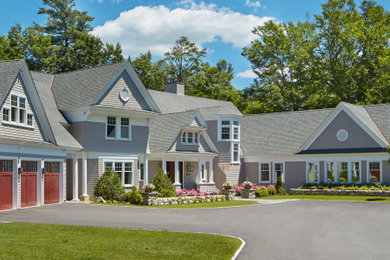Imagen de fachada de casa beige y gris clásica renovada extra grande de dos plantas con revestimiento de madera y teja