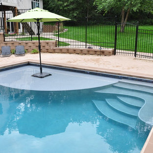 Bild på en stor vintage rektangulär pool på baksidan av huset, med stämplad betong