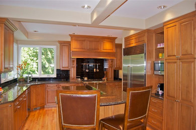 Kitchen - traditional kitchen idea in Seattle