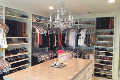 Example of a classic closet design in New York