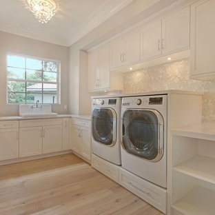 マイアミのシャビーシック調のおしゃれなランドリールームの写真