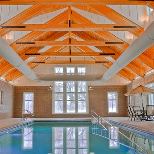 ミネアポリスの長方形コンテンポラリースタイルのおしゃれな屋内プールの写真