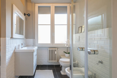 Ispirazione per un piccolo bagno di servizio eclettico con ante con riquadro incassato, ante grigie, WC a due pezzi, piastrelle bianche, piastrelle diamantate, pareti grigie, pavimento in gres porcellanato, lavabo da incasso, pavimento nero e mobile bagno sospeso