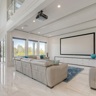 Réalisation d'une grande salle de cinéma minimaliste ouverte avec un mur blanc, un sol en marbre et un écran de projection.