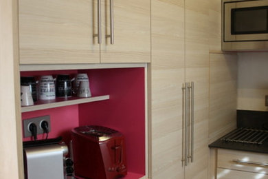 Cette image montre une cuisine design.