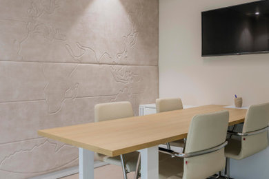 Ejemplo de despacho mediterráneo con paredes beige, escritorio independiente, suelo beige y papel pintado
