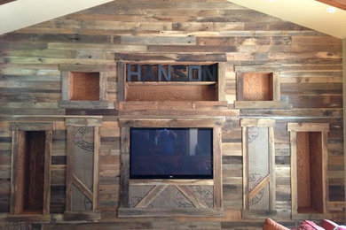 Example of a mountain style living room design in San Francisco with a media wall