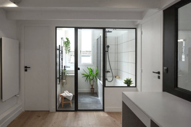 Cette image montre une petite salle de bain design.