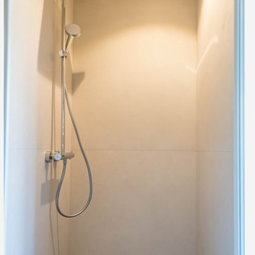 Douche modernisée aux tons naturels