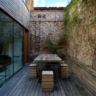 Неиссякаемый источник вдохновения для домашнего уюта: дворик на внутреннем дворе в современном стиле с настилом без защиты от солнца