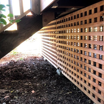 Redwood Deck with Hog Wire Fencing
