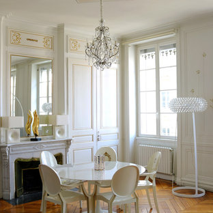 リヨンの中サイズのトラディショナルスタイルのLDKの画像 (白い壁、無垢フローリング、標準型暖炉、石材の暖炉まわり)