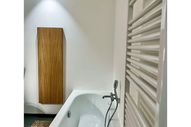 Mittelgroßes Modernes Badezimmer mit flächenbündigen Schrankfronten, hellen Holzschränken, Unterbauwanne, Eckdusche, Wandtoilette, weißer Wandfarbe, Schieferboden, Wandwaschbecken, Waschtisch aus Holz, grauem Boden, Schiebetür-Duschabtrennung, weißer Waschtischplatte, Einzelwaschbecken, schwebendem Waschtisch, eingelassener Decke und Steinwänden in Nürnberg