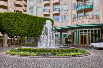 Photo of a contemporary landscaping in Los Angeles.