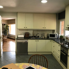 ¡Vaya cambio!: Una cocina blanca moderna y con una isla central