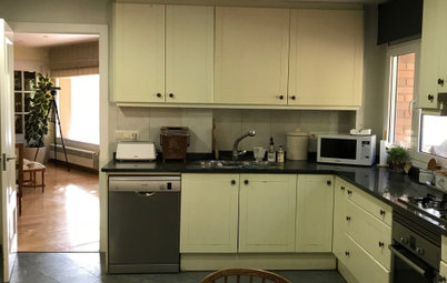 ¡Vaya cambio!: Una cocina blanca moderna y con una isla central