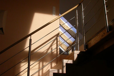 Пример оригинального дизайна: прямая деревянная лестница среднего размера в современном стиле с металлическими ступенями