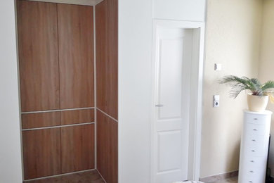 Einbauschrank in Nische und Raumtrenner