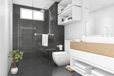 Modelo de cuarto de baño principal, único y flotante contemporáneo grande con puertas de armario blancas, sanitario de dos piezas, lavabo sobreencimera, suelo gris y ducha con puerta con bisagras