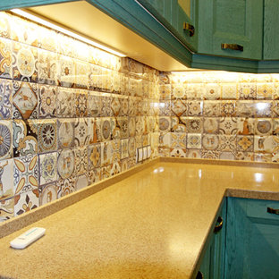 Idee per una cucina lineare mediterranea chiusa e di medie dimensioni con lavello sottopiano, ante con bugna sagomata, ante turchesi, top in legno, paraspruzzi multicolore, paraspruzzi con piastrelle in ceramica, elettrodomestici neri, pavimento in gres porcellanato, nessuna isola, pavimento multicolore e top arancione